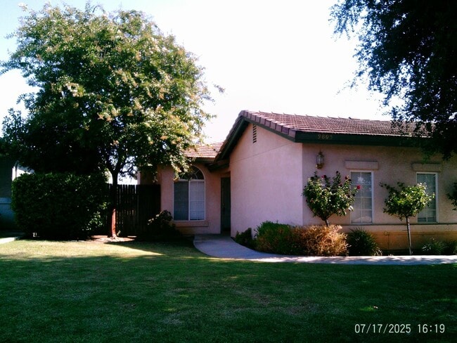 NORTHWEST CUTIE ! NEW PAINT AND FLOORING!!! - NORTHWEST CUTIE !  NEW PAINT AND FLOORING!!!