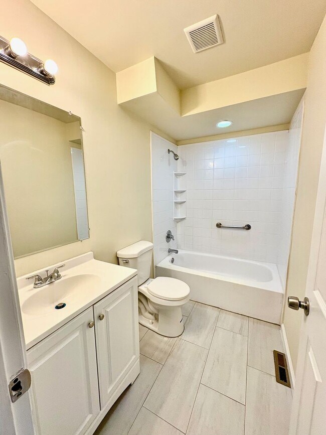 Building Photo - Spacious 4-Bedroom Townhome – Newly Renova...