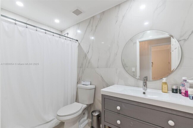 Building Photo - 9765 SW 155th Ct