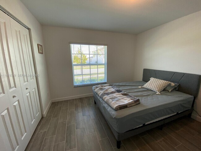 Building Photo - 11060 Middle Strm Dr