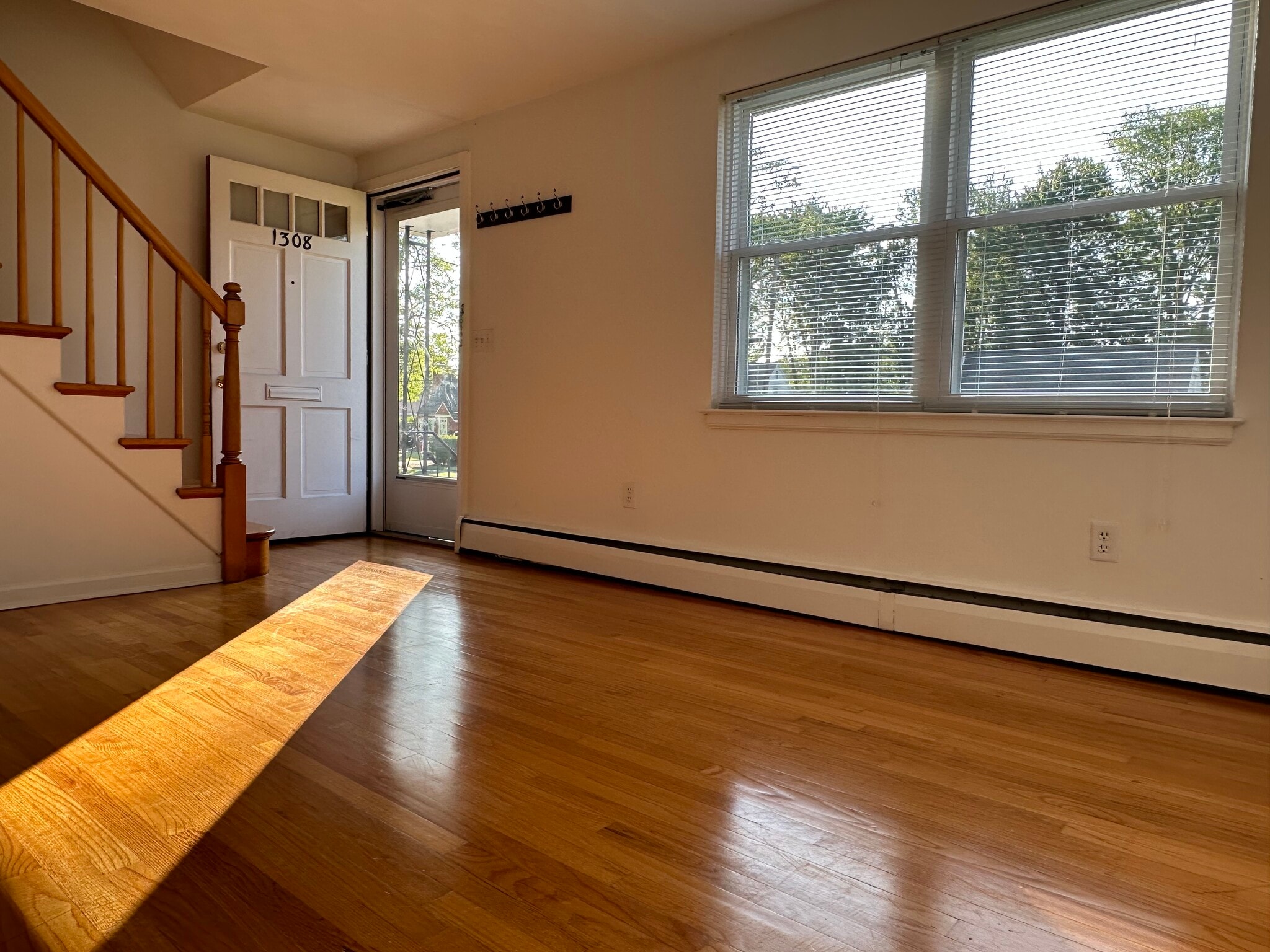 Beautiful oak hardwood floors - 1308 Slater Rd