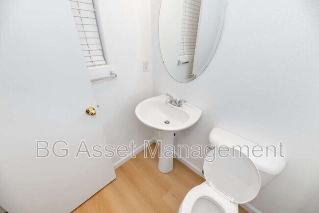 Building Photo - 128 Kingfisher St