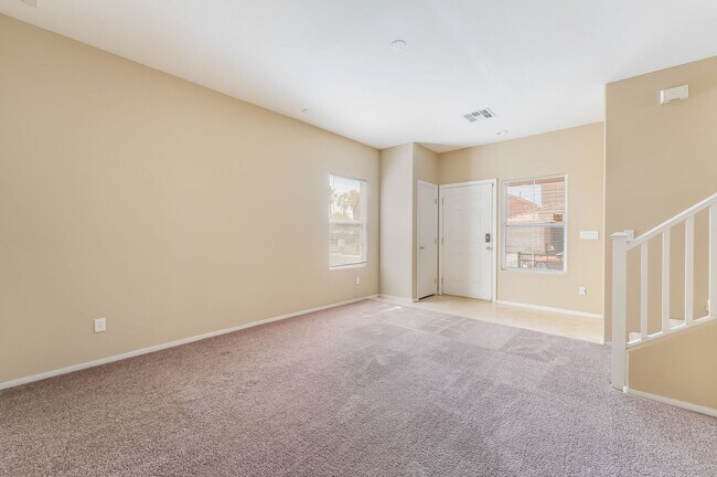 Building Photo - Comfortable Living Near City Conveniences!