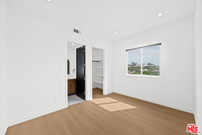 Building Photo - 2324 S Dunsmuir Ave