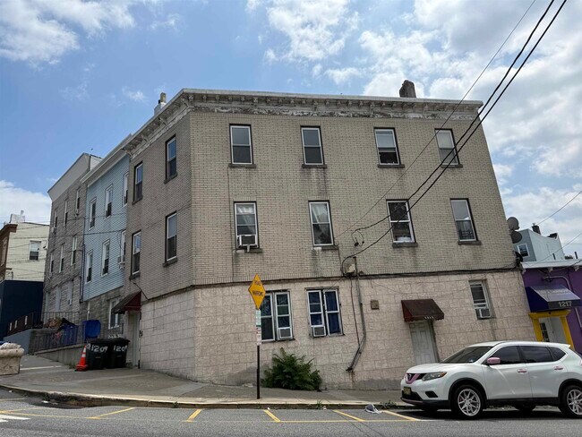 Building Photo - 1209 43rd St