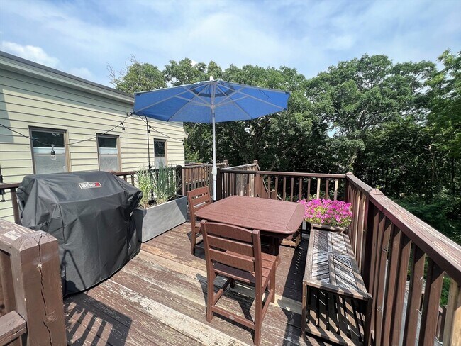 Building Photo - 44 Rockview St