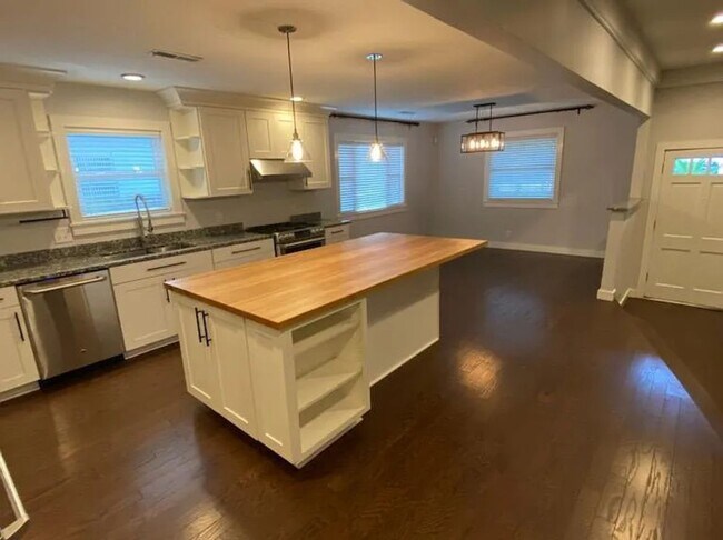 Building Photo - Charming All-Brick 2 Bedroom, 2 Bath Home ...