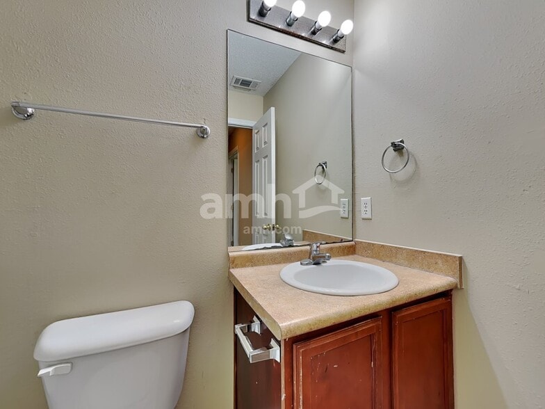 Building Photo - 15 Beacon Ln