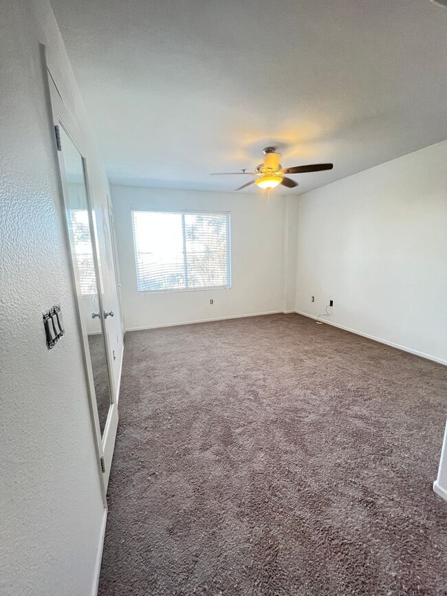 Building Photo - Spacious 3 Bedroom, 3 Bath Townhouse with ...