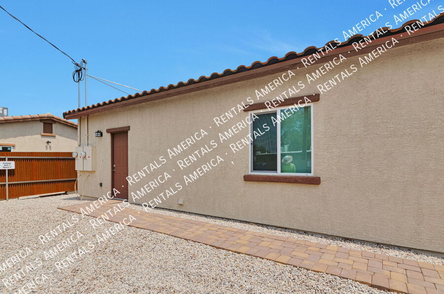 Building Photo - 3727 N Stone Ave