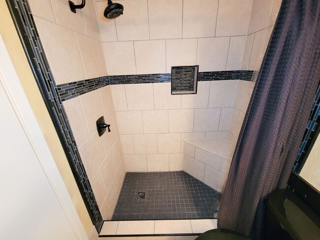 Building Photo - This corner unit is great because being on the end unit is more private and there are no condo's ...