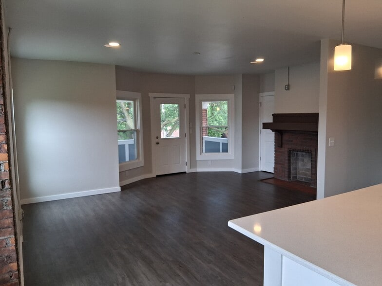 Spacious living area - 517 Lagrange St