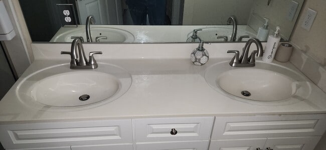 Building Photo - 6107 W 1st Manor