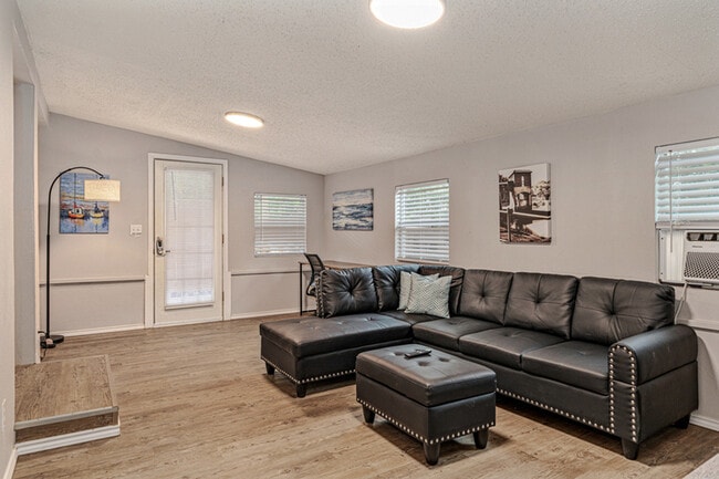 Building Photo - 112 Queenswood Dr