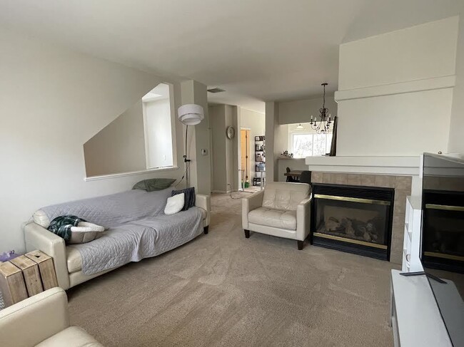 Building Photo - 1040 N Claremont Dr