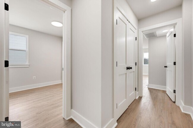 Building Photo - 113 Clifford Ave