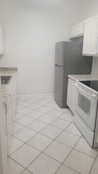 Building Photo - Beautiful 3BR/2BA Condo in Gated Golf Ridge Community