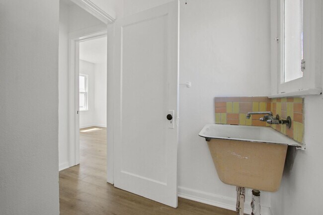 Building Photo - Charming 1-Bedroom Apartment in a Quiet Du...