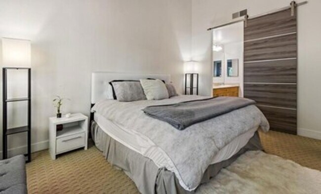 Building Photo - Gorgeous Two-Bedroom Condo with Golf Course Views in San Ramon!