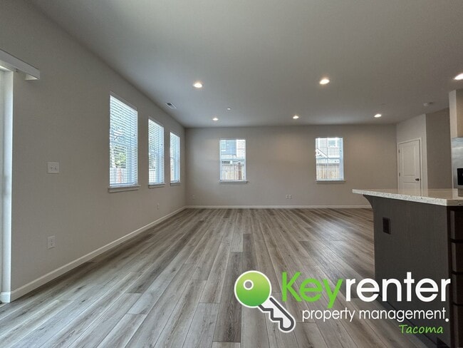 Building Photo - Must-have 3Bed/2.5Bath Lakewood Home