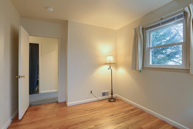 Building Photo - 113 E Woodland Dr