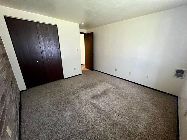 Building Photo - Cozy One Bedroom Apartment! Exposed Brick throughout & Laundry On-Site! Call Today!