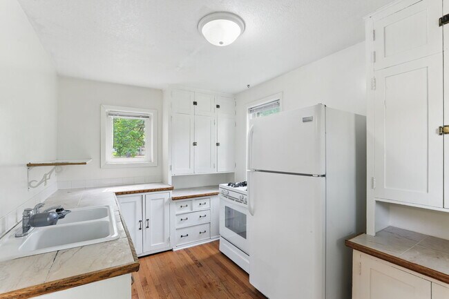 Building Photo - 215 N 3rd St