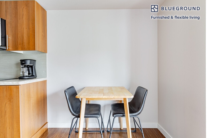 Building Photo - 10333 Main St