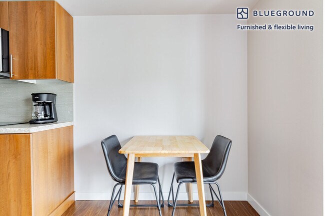 Building Photo - 10333 Main St