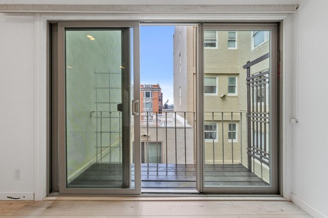 Building Photo - Modern 1BR/1BA Penthouse in Pacific Height...