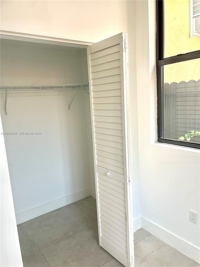 Building Photo - 1547 NW 2nd St