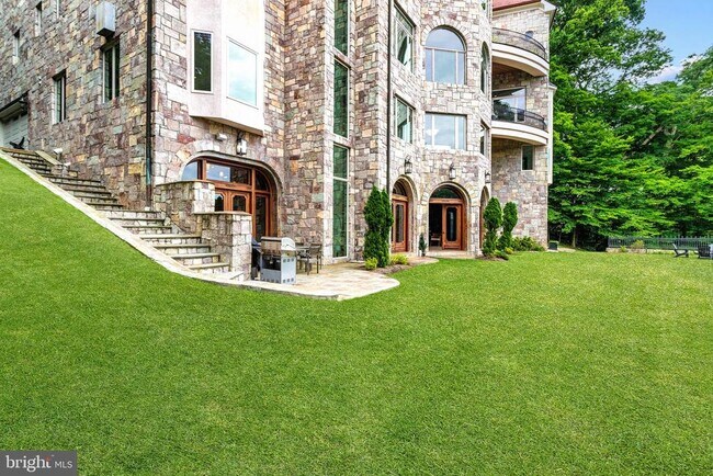 Building Photo - 612 Rivercrest Dr