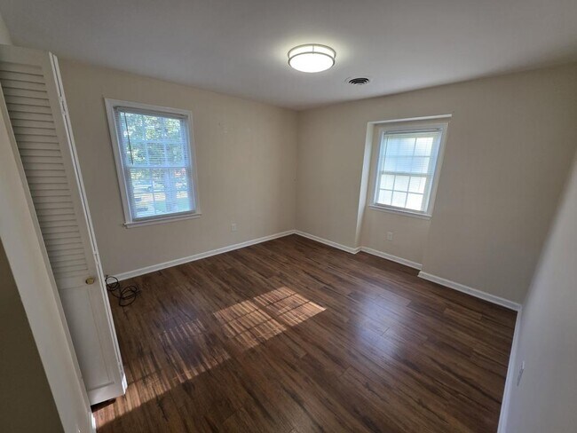 Building Photo - 212 Stratford Dr