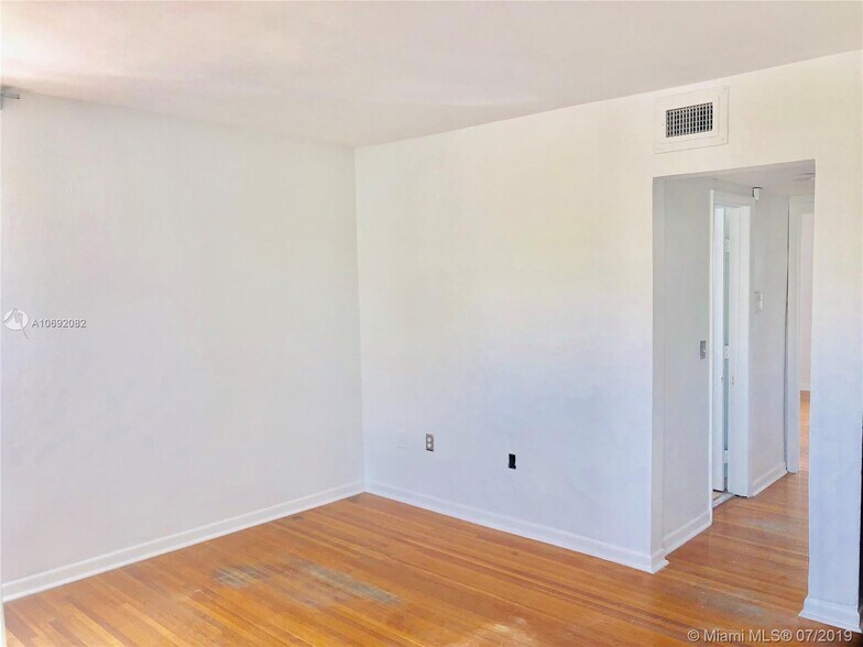 Building Photo - 915 8th St