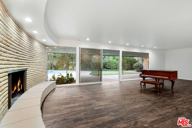 Building Photo - 3151 Oakdell Ln