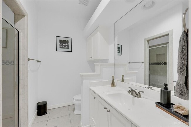 Building Photo - 21 E Thornhill Ave