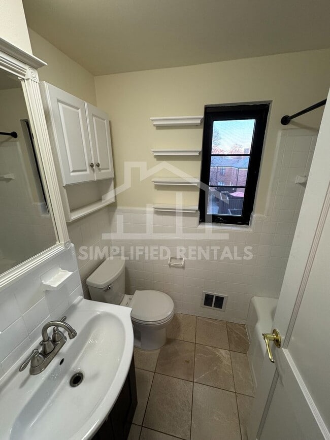 Building Photo - 2 Bedrooms 1 bathroom Unit available in Wa...