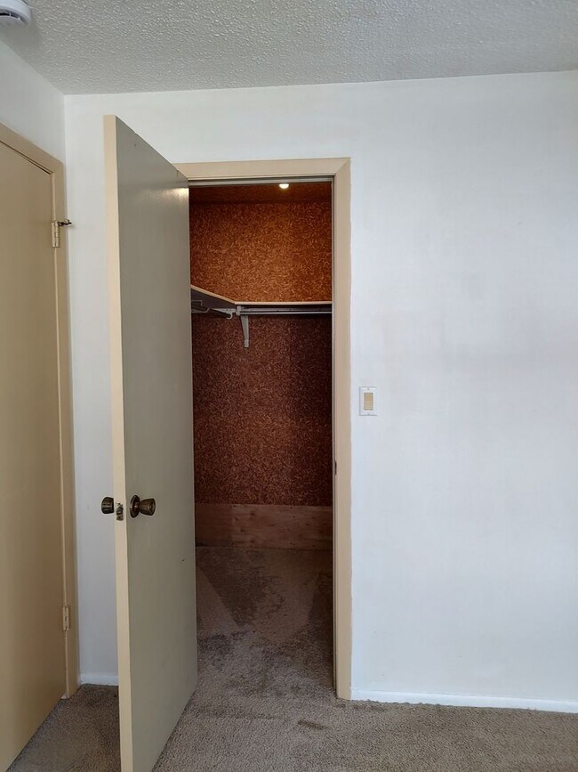 Building Photo - 2 Bedroom, 1 bath, freshly painted, new appliances