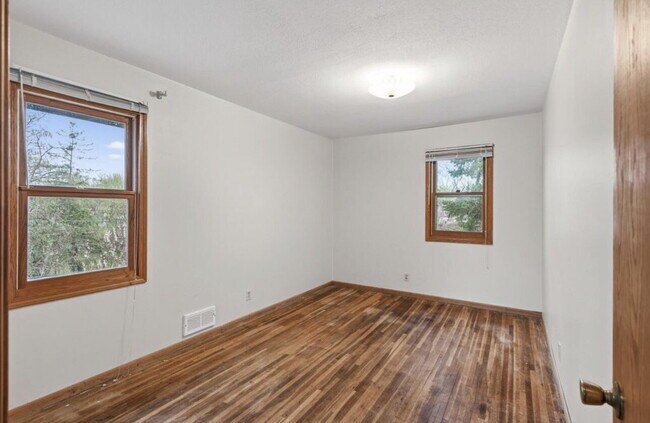 Building Photo - Charming 4-Bedroom Blaine Home with Hardwood Elegance & 2 Full Baths - 1,620 Sq Ft of Comfort!