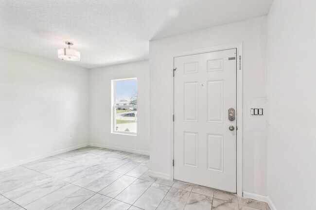 Building Photo - 766 SE Academy Ln