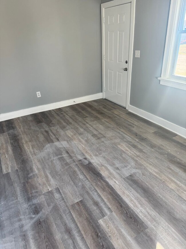 Building Photo - Newly renovated 2bd/1ba Apartments