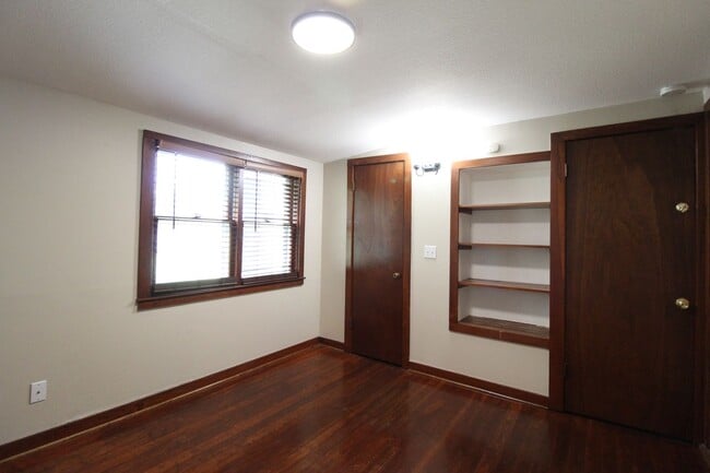 Building Photo - November Free On This Updated 1 Bedroom 1 ...