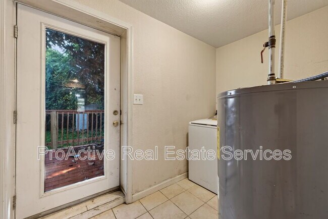Building Photo - 1065 Lindenwood Ave