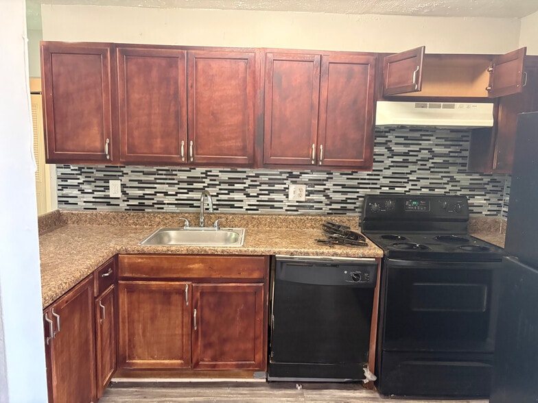 Building Photo - Room in Apartment on Stanton Rd SW