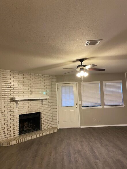 Building Photo - 1305 W Villa Maria Rd