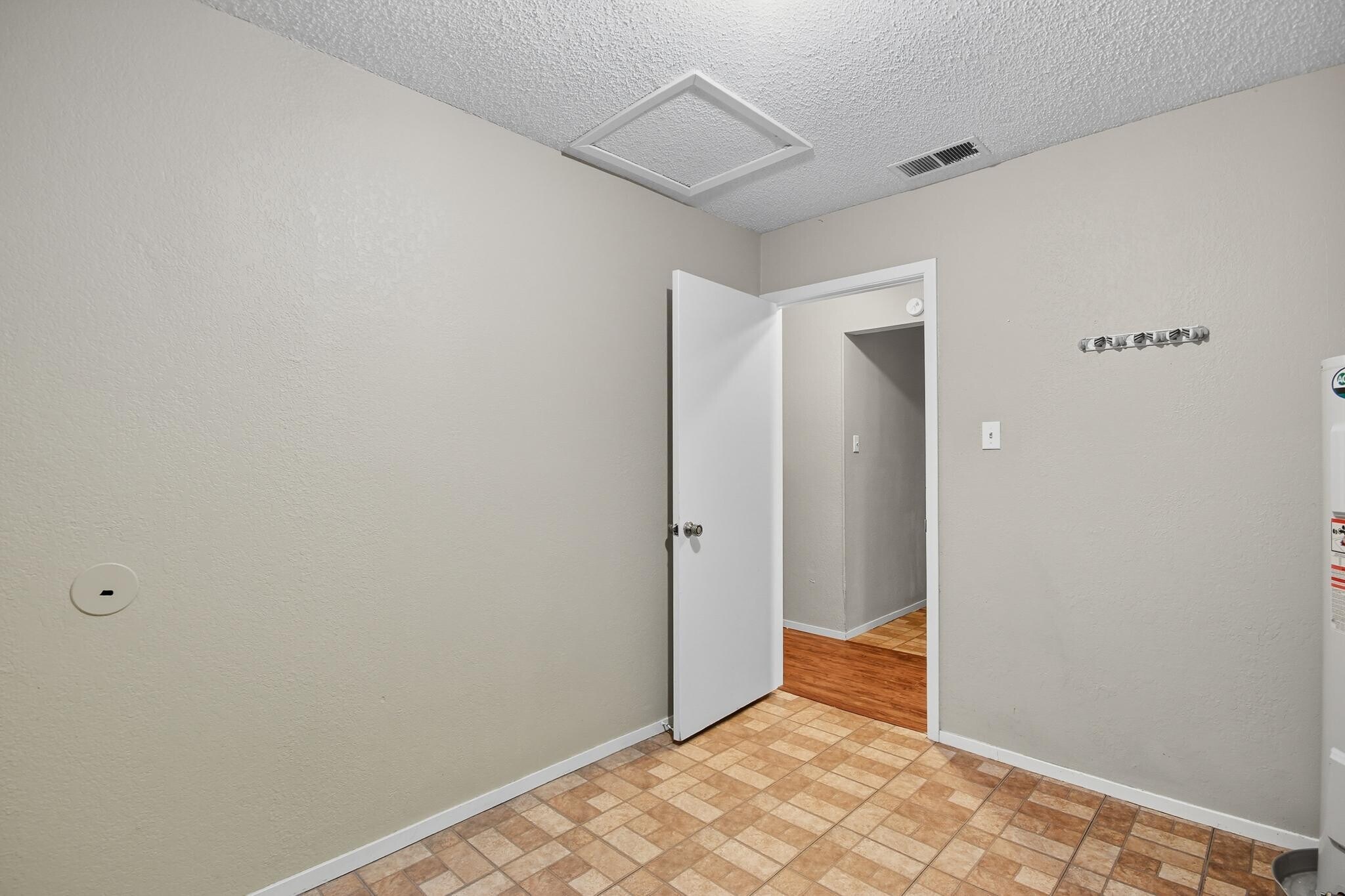 Building Photo - 4934 Greenslope Dr