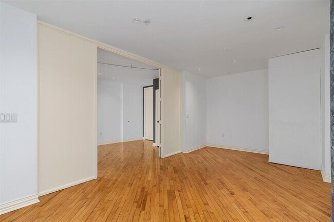 Building Photo - 1025 S Shepherd Dr