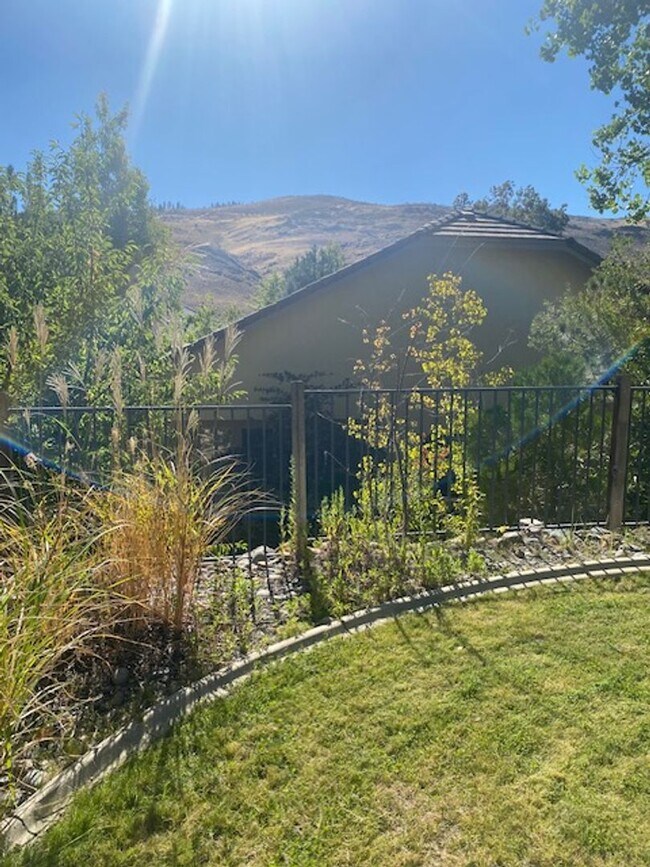 Building Photo - Sweet, perfect 10 located in Caughlin Ranc...