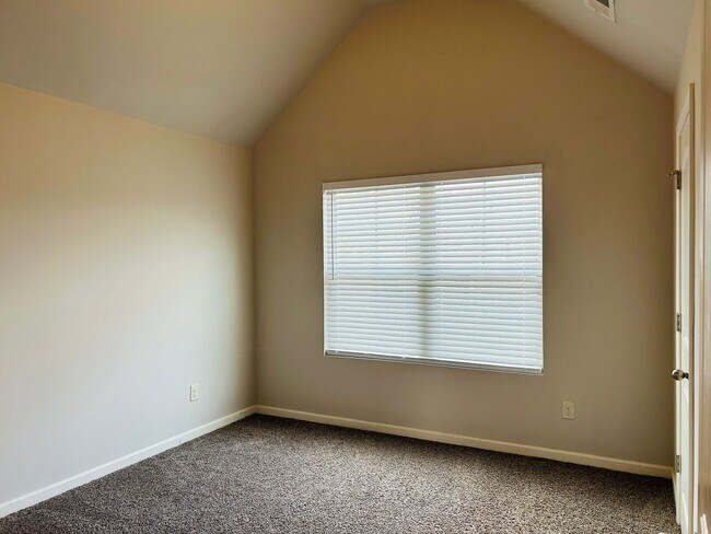 Building Photo - Beautiful 4 bedroom, 2.5 bathroom home In ...