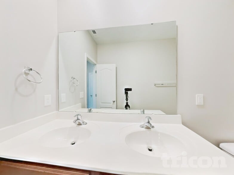 Building Photo - 1250 Aurora Glen Dr